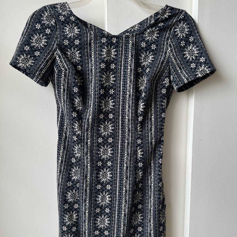 Short sleeved crossover back patterned mini dress (Hollister XS)